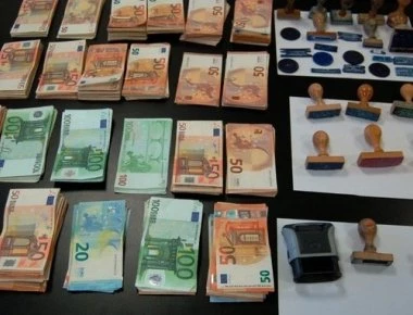 Εφοριακός και υπάλληλος του ΕΦΚΑ σε κύκλωμα νομιμοποίησης αλλοδαπών - Χιλιάδες ευρώ η λεία τους